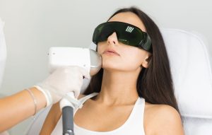 Depilacja laserowa jesienią – najlepszy moment