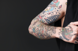 Usuwanie tatuażu kolorowego - dlaczego jest trudniejsze i ile trwa?