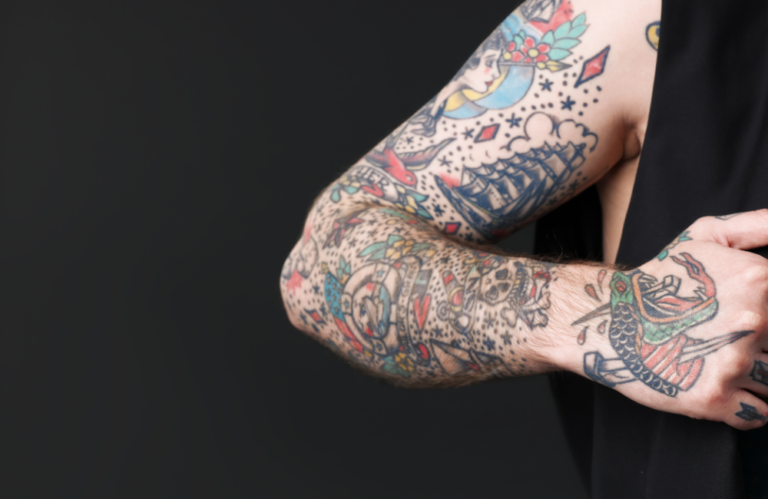 Usuwanie tatuażu kolorowego - dlaczego jest trudniejsze i ile trwa?